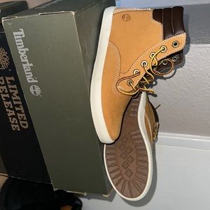Women’s size 6 timberland sneaker high top